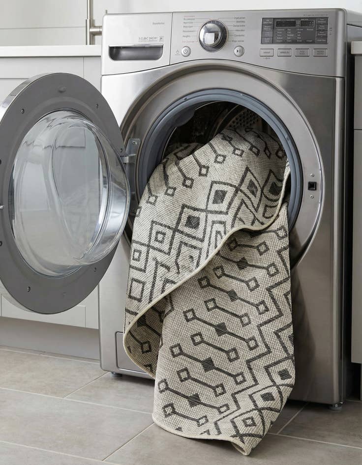 Detail image of 7' 10 x 7' 10  Washable Trellis Indoor / Outdoor Round Rug