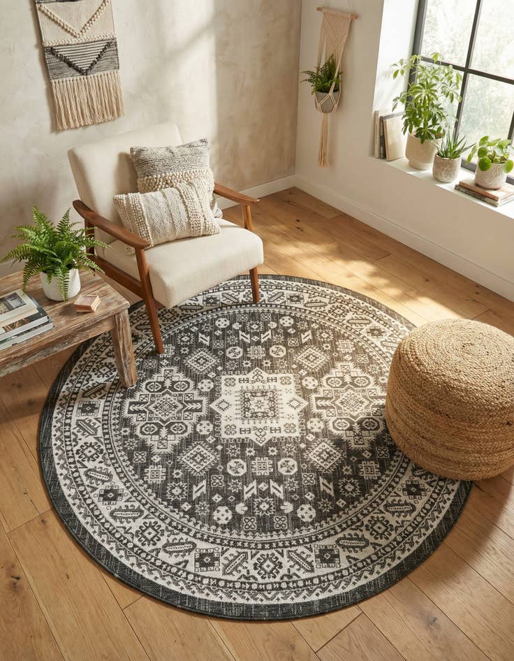 Detail image of 6' x 6'  Washable Aztec Indoor / Outdoor Round Rug