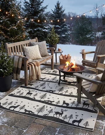 7' 10 x 10' Easy-Clean Holiday Indoor / Outdoor Rug