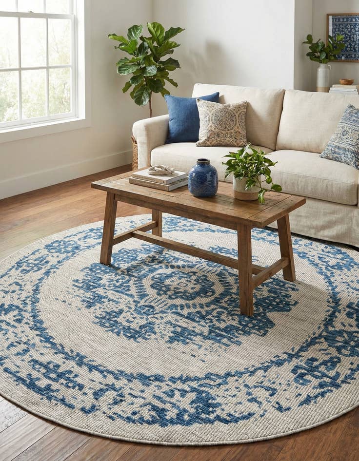 Detail image of 7' 10 x 7' 10 Easy-Clean Traditional Indoor / Outdoor Round Rug