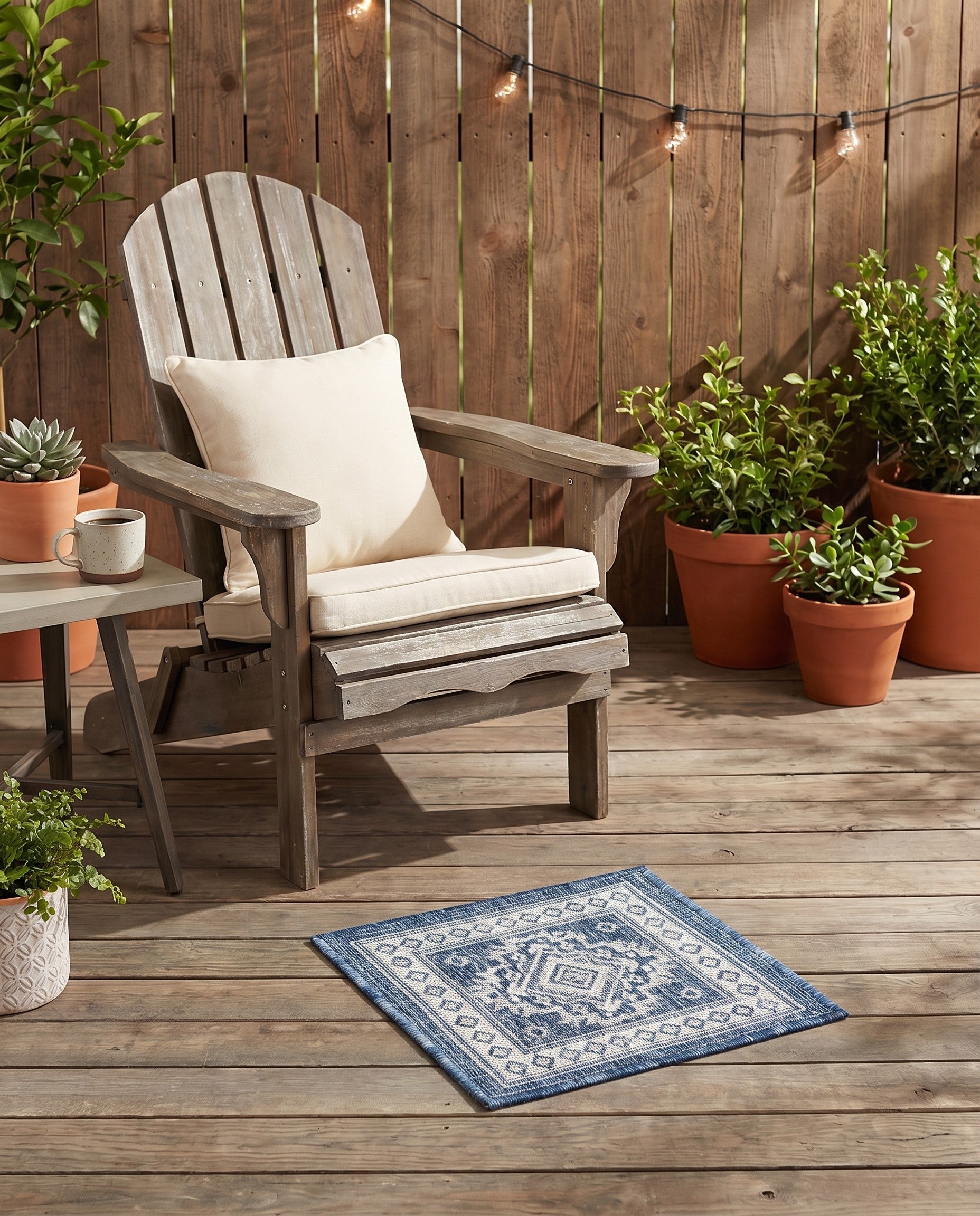 1' 4 x 1' 4 Easy-Clean Aztec Indoor / Outdoor Sample Rug