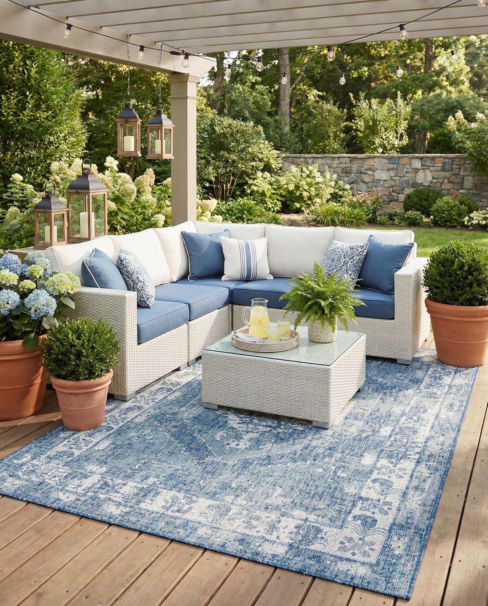 5' 3 x 8' Easy-Clean Traditional Indoor / Outdoor Rug
