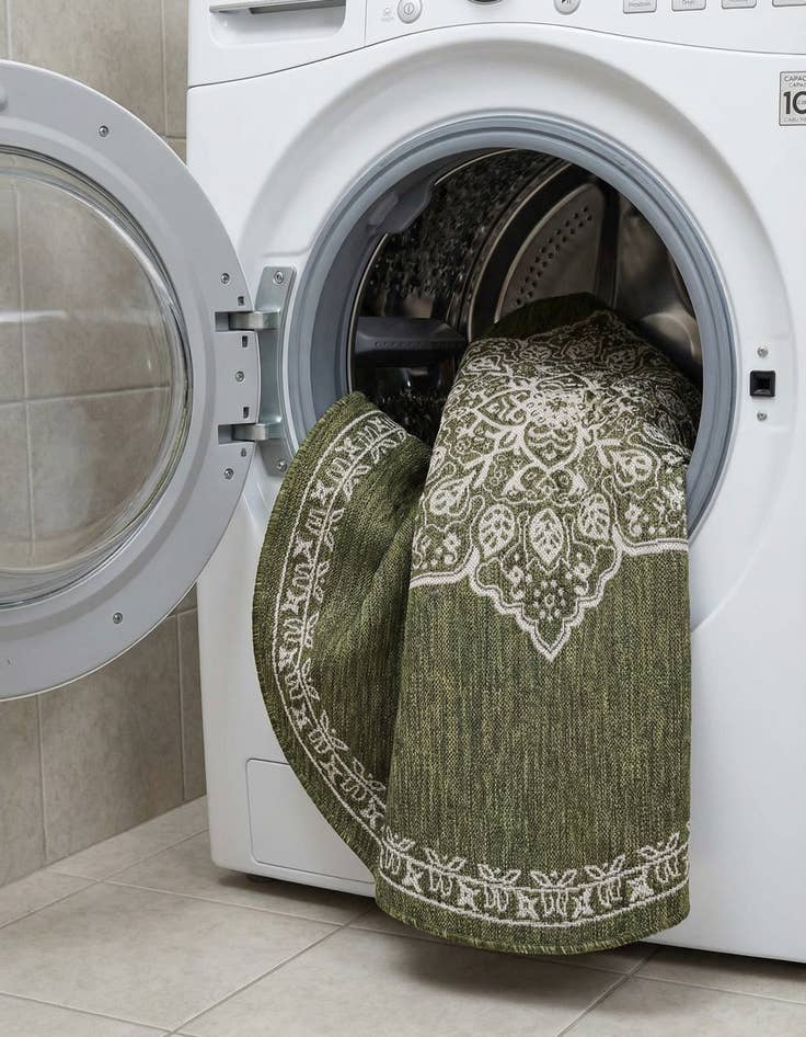 Detail image of  7' 10 x 7' 10  Washable Traditional Indoor / Outdoor Round Rug