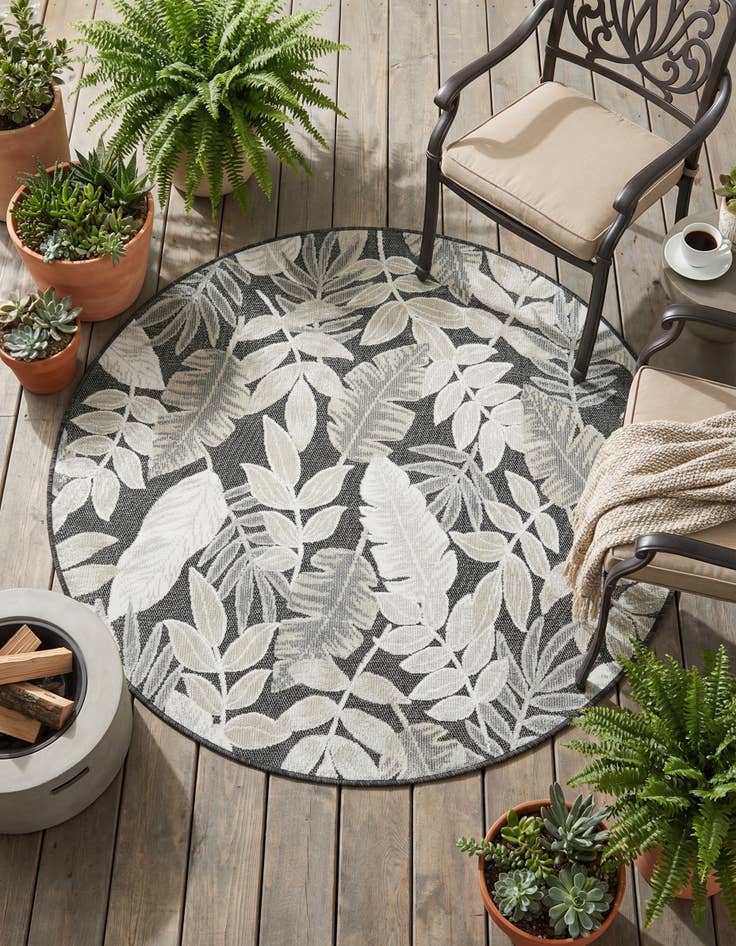 Detail image of  4' 5 x 4' 5  Washable Botanical Indoor / Outdoor Round Rug