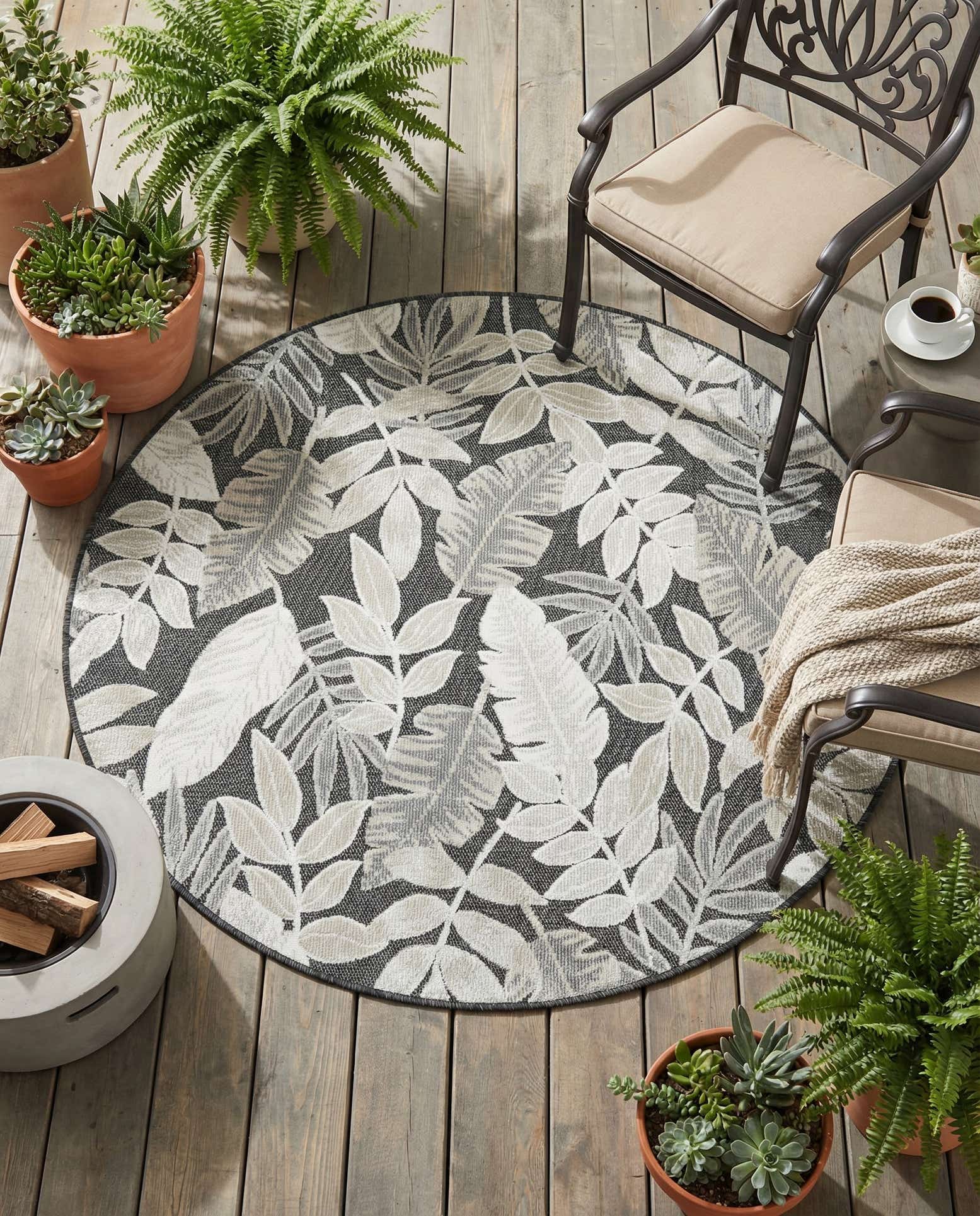 4' 5 x 4' 5 Easy-Clean Botanical Indoor / Outdoor Round Rug