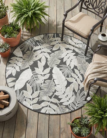 4' 5 x 4' 5 Easy-Clean Botanical Indoor / Outdoor Round Rug