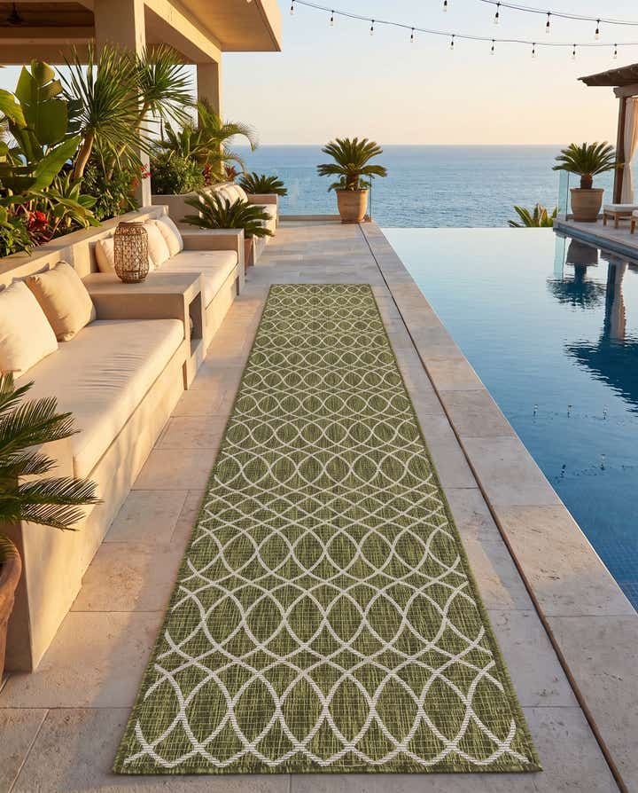 2' 7 x 10' Easy-Clean Trellis Indoor / Outdoor Runner Rug