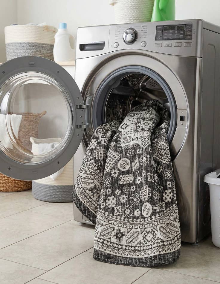 Detail image of 7' 10 x 7' 10  Washable Aztec Indoor / Outdoor Round Rug