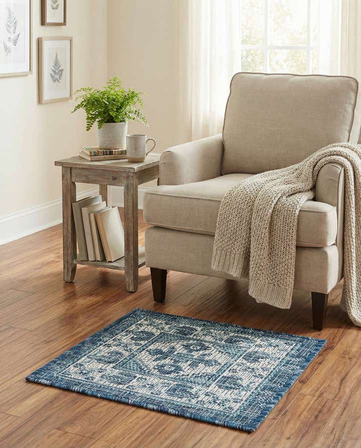 1' 4 x 1' 4 Easy-Clean Traditional Indoor / Outdoor Sample Rug