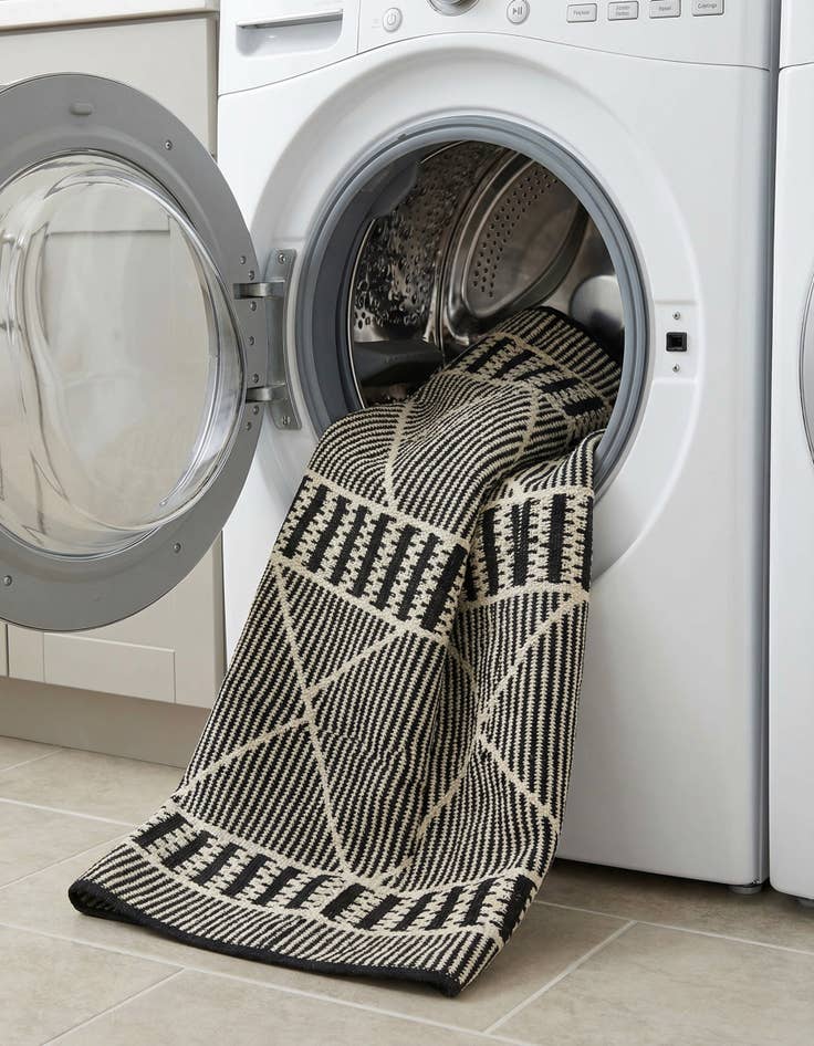 Detail image of  3' 3 x 5' 3  Washable Lattice Indoor / Outdoor Rug