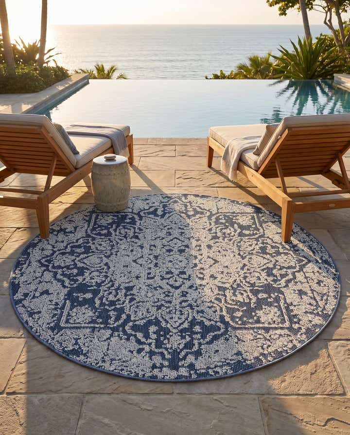 5' 3 x 5' 3 Easy-Clean Traditional Indoor / Outdoor Round Rug