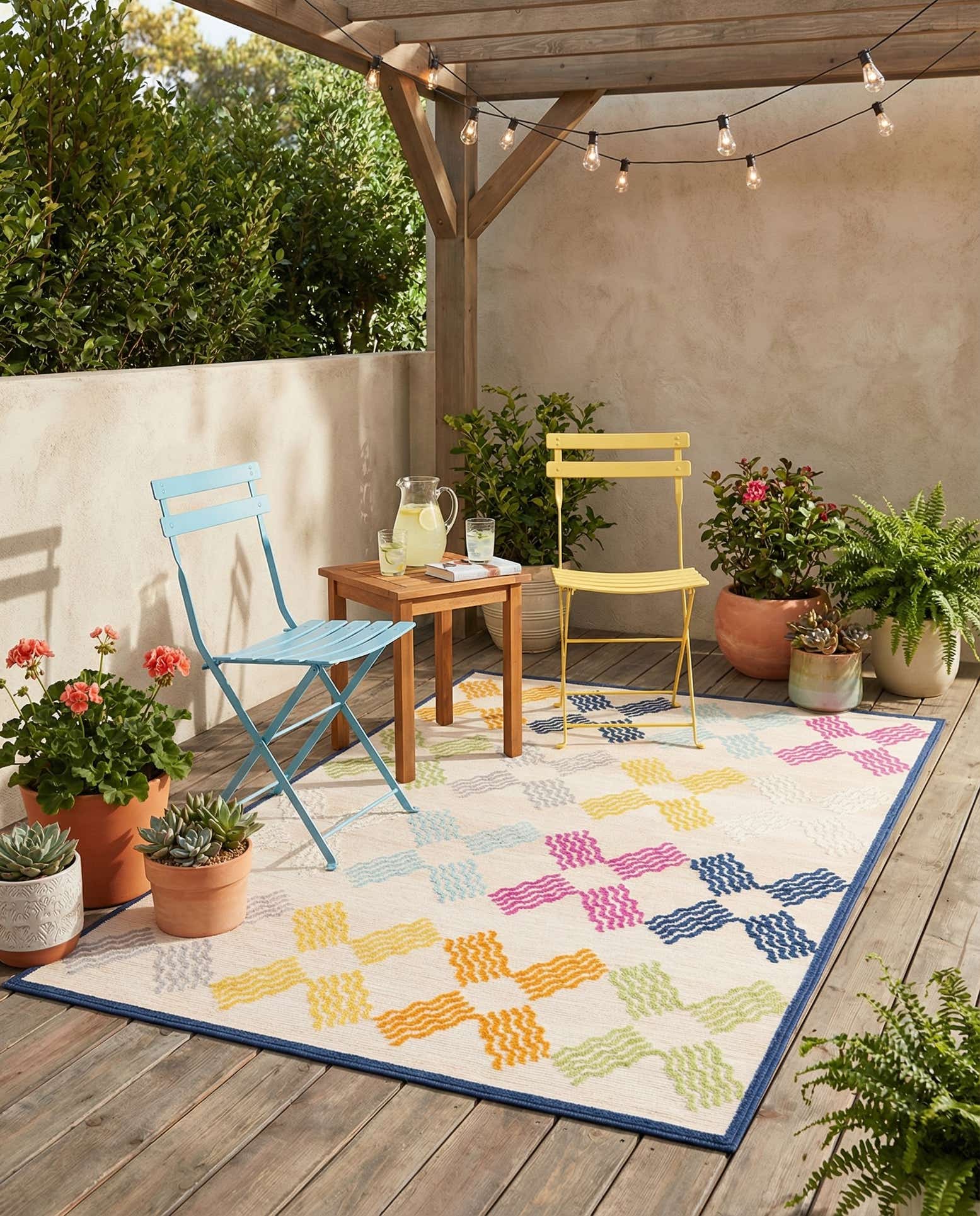 5' x 7' 7 Easy-Clean Indoor / Outdoor Rug