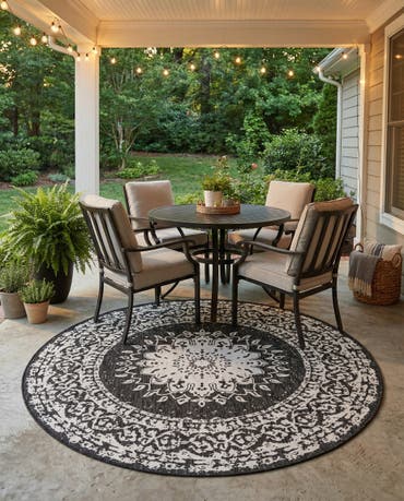  7' 10 x 7' 10  Easy-Clean Traditional Indoor / Outdoor Round Rug