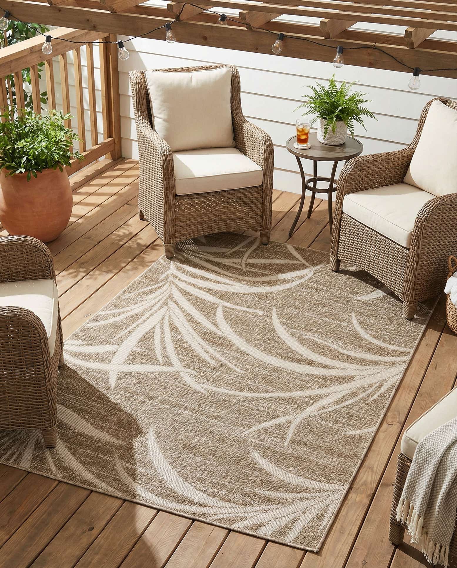 4' x 6' Easy-Clean Botanical Indoor / Outdoor Rug