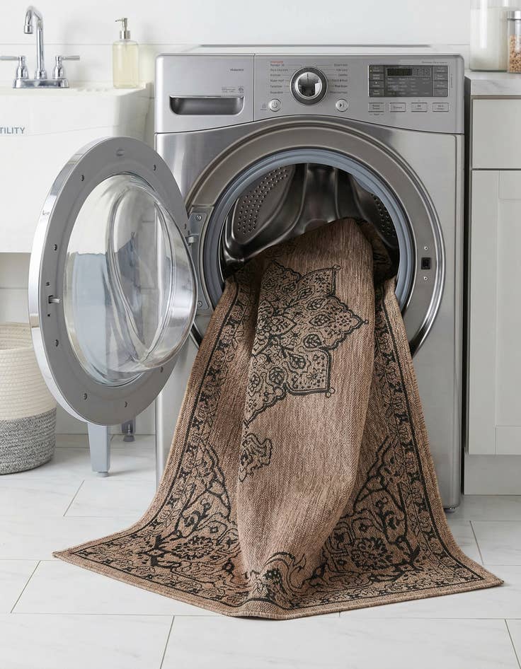 Detail image of  7' x 10'  Washable Traditional Indoor / Outdoor Rug