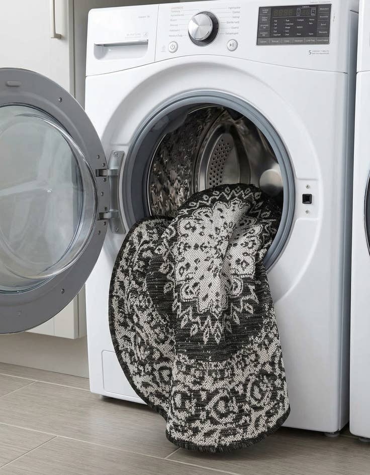 Detail image of  3' x 3'  Washable Traditional Indoor / Outdoor Round Rug