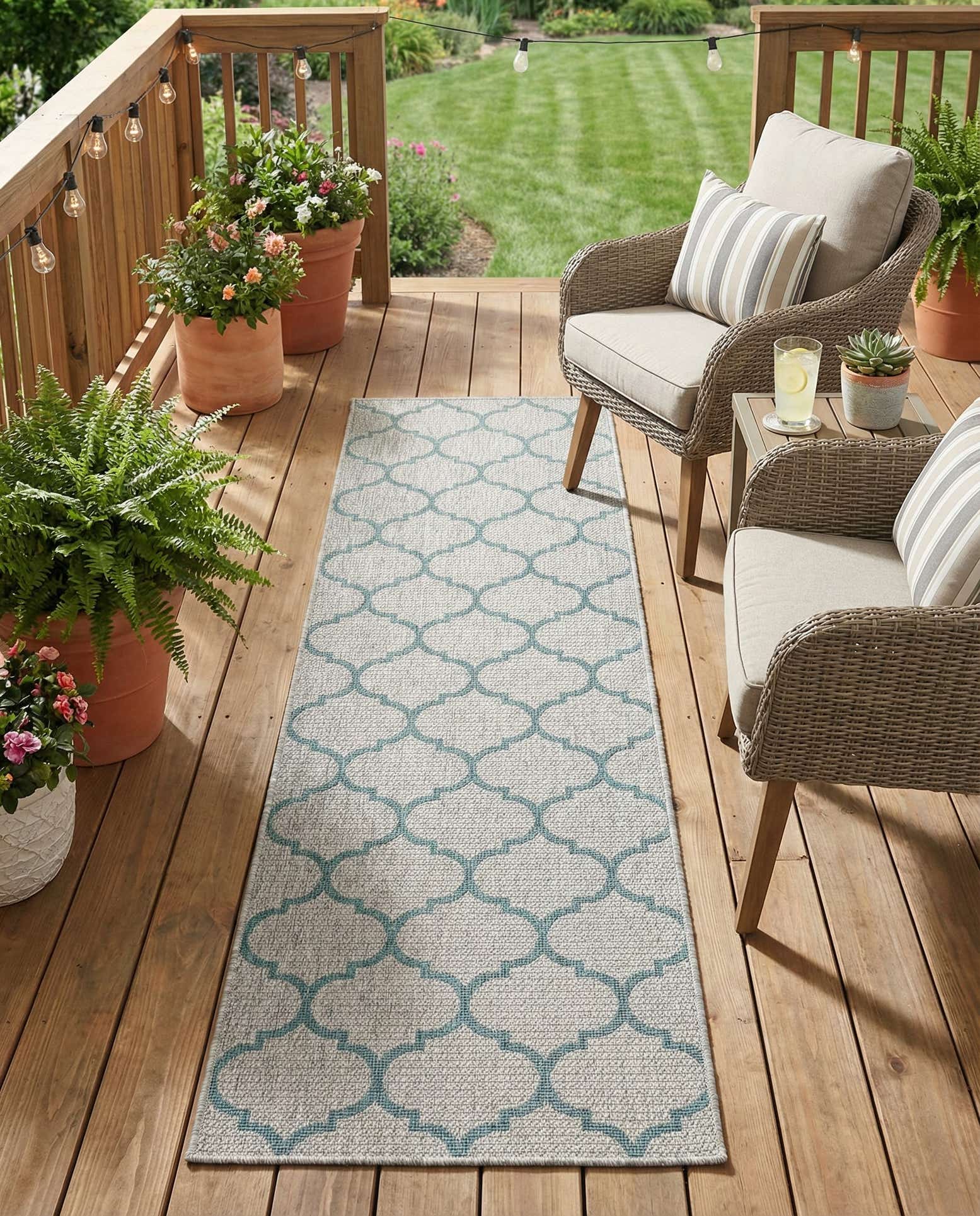 2' 7 x 10' Easy-Clean Trellis Indoor / Outdoor Runner Rug