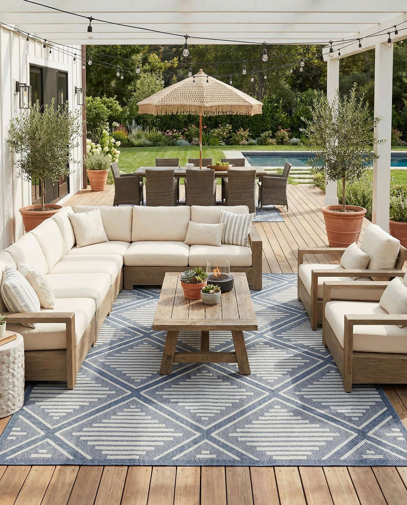 10' x 14' Easy-Clean Trellis Indoor / Outdoor Rug