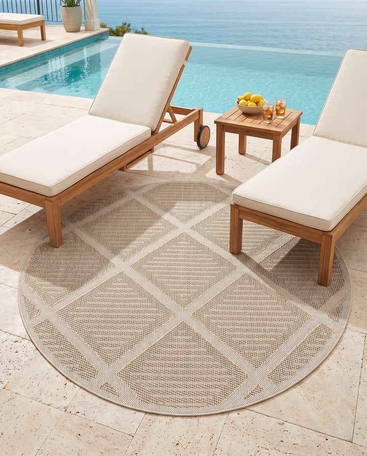 7' 10 x 7' 10 Easy-Clean Trellis Indoor / Outdoor Round Rug