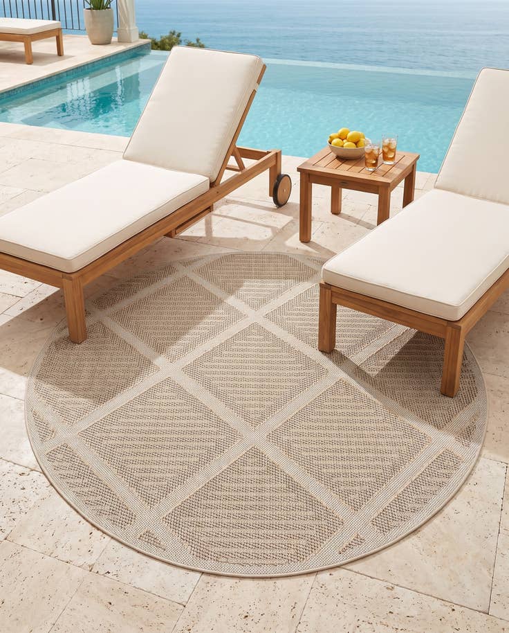 Detail image of 7' 10 x 7' 10 Easy-Clean Trellis Indoor / Outdoor Round Rug