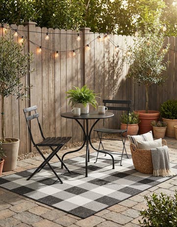 5' 3 x 7' Easy-Clean Checkered Indoor / Outdoor Rug