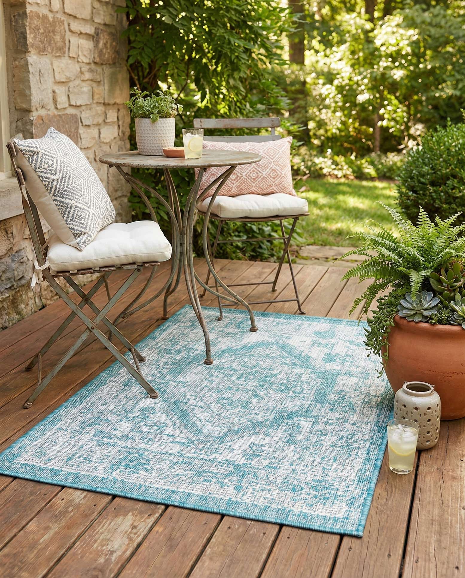 2' x 3' Easy-Clean Traditional Indoor / Outdoor Rug