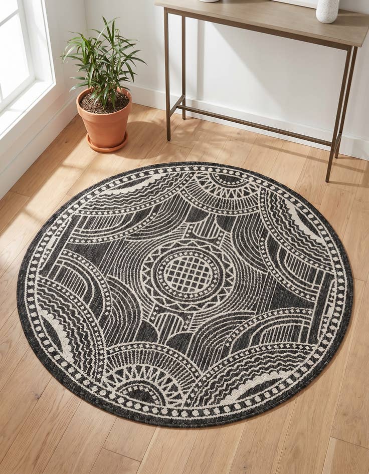 Detail image of 4' 1 x 4' 1 Easy-Clean Traditional Indoor / Outdoor Round Rug