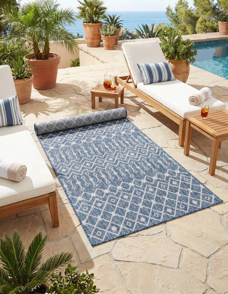 Detail image of 3' x 5' 3 Easy-Clean Lattice Indoor / Outdoor Rug