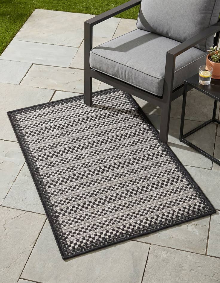 Detail image of 2' 2 x 3' Easy-Clean Border Indoor / Outdoor Rug