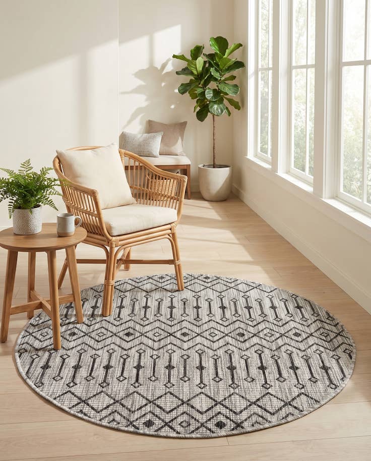 Detail image of 4' x 4' Easy-Clean Lattice Indoor / Outdoor Round Rug