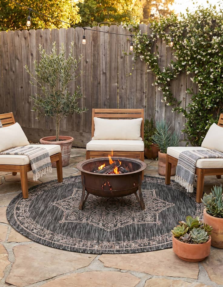 Detail image of 4' x 4' Easy-Clean Traditional Indoor / Outdoor Round Rug