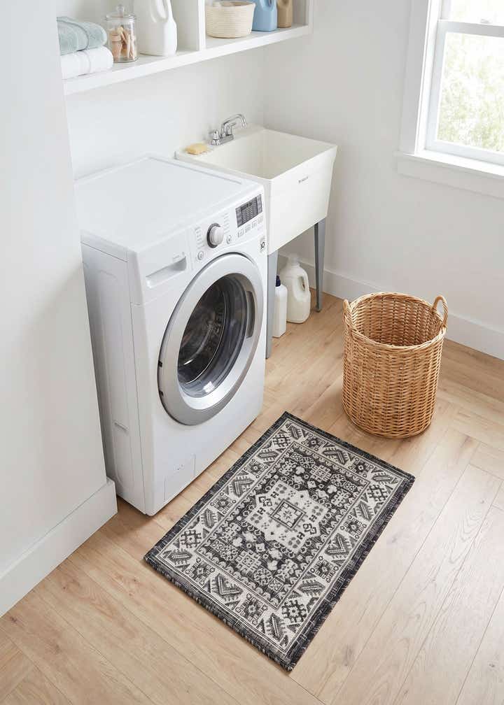 2' x 3' Easy-Clean Aztec Indoor / Outdoor Rug