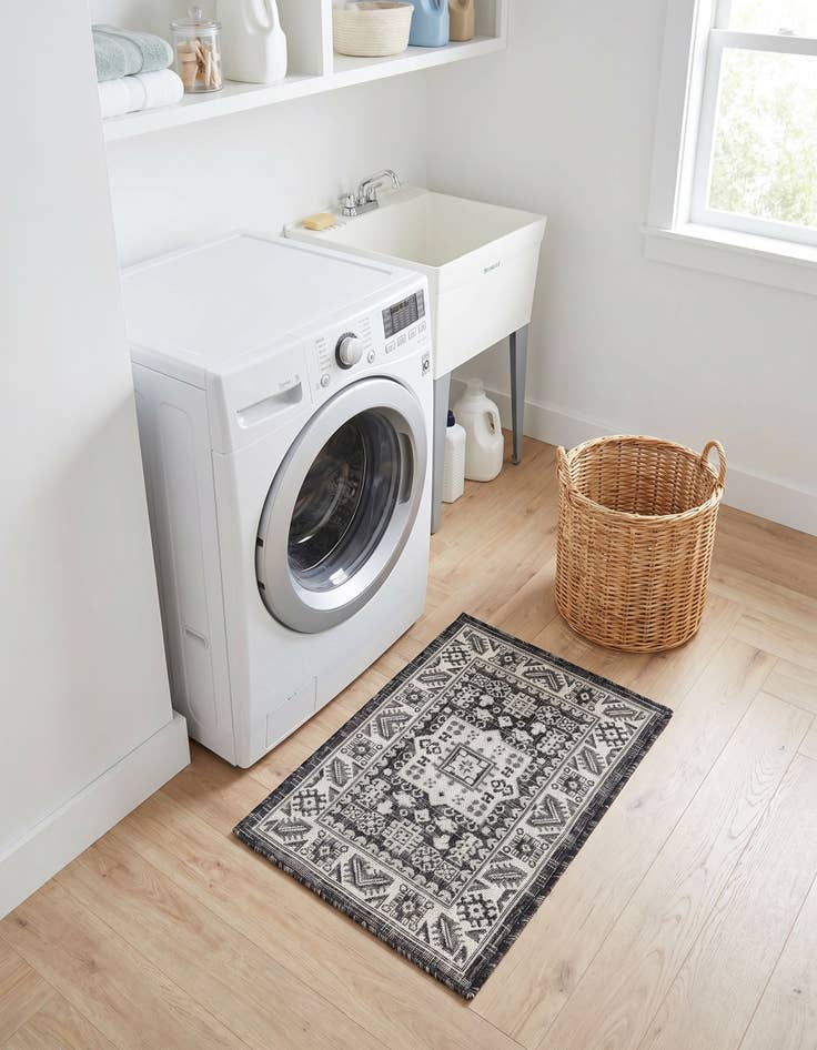 Detail image of 2' x 3' Easy-Clean Aztec Indoor / Outdoor Rug