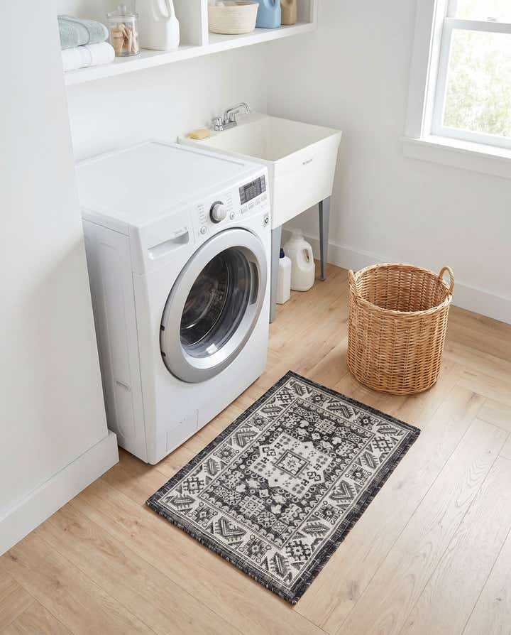 2' x 3' Easy-Clean Aztec Indoor / Outdoor Rug