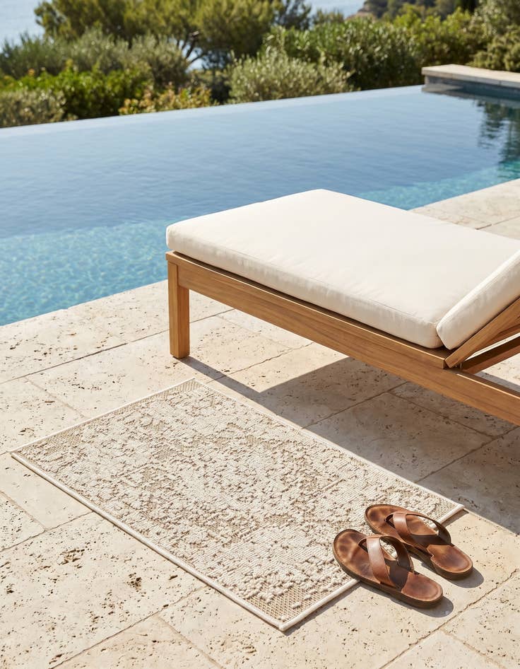 Detail image of 2' x 3' 1 Easy-Clean Traditional Indoor / Outdoor Rug