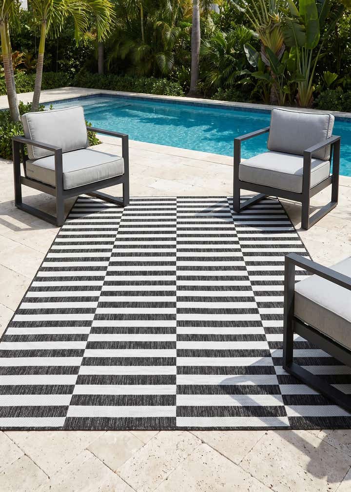 5' 3 x 8' Easy-Clean Striped Indoor / Outdoor Rug