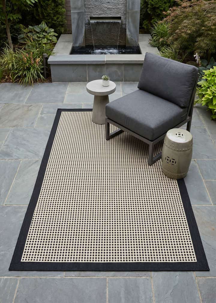 4' x 6' Easy-Clean Border Indoor / Outdoor Rug