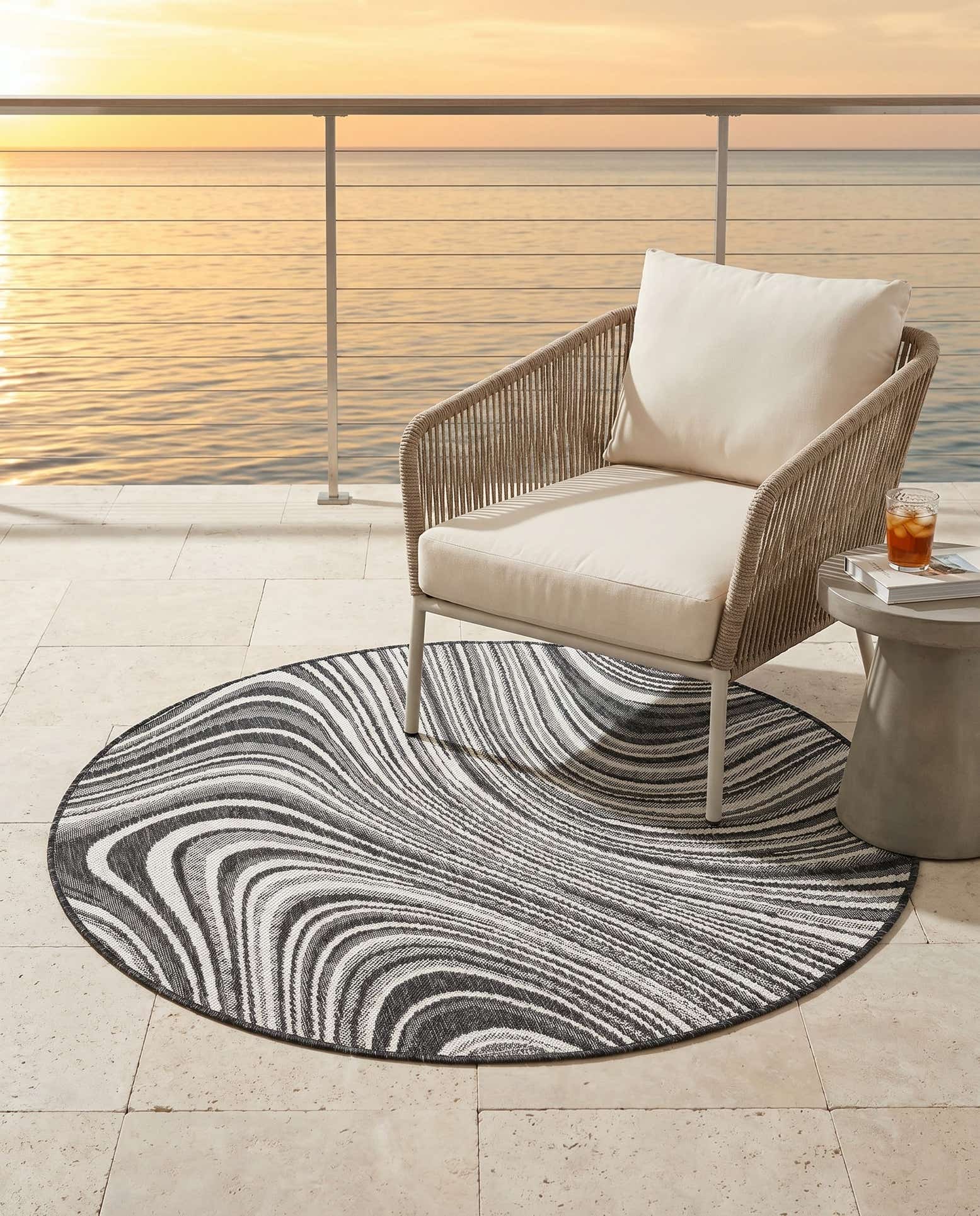 4' x 4' Easy-Clean Modern Indoor / Outdoor Round Rug