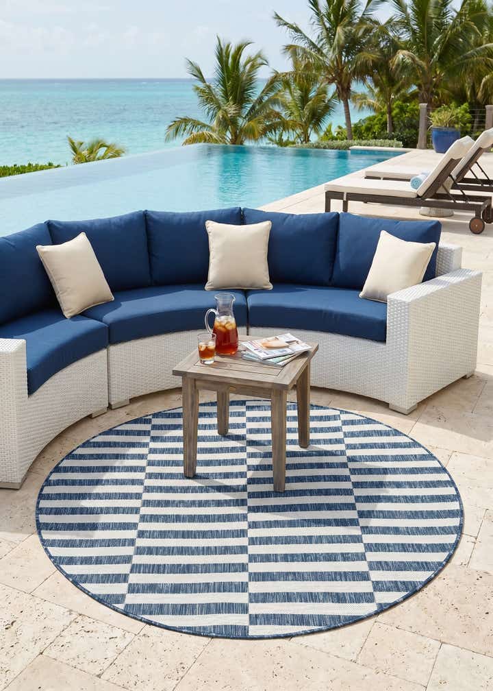 5' 3 x 5' 3 Easy-Clean Ribbon Indoor / Outdoor Round Rug