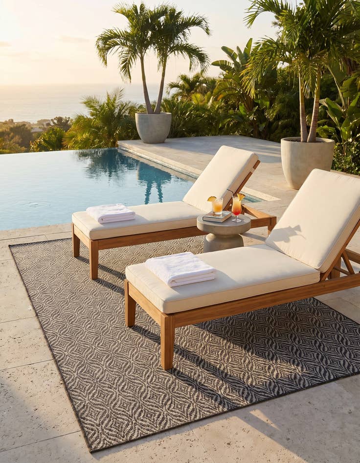 Detail image of 5' 3 x 8' Easy-Clean Lattice Indoor / Outdoor Rug