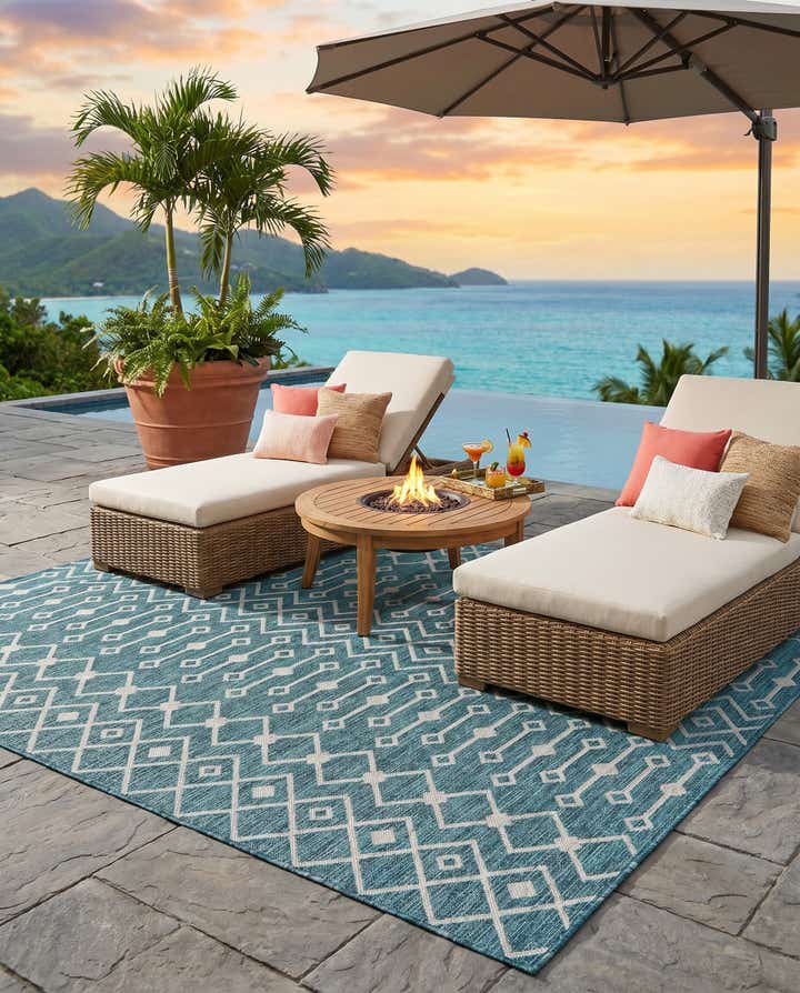 7' 10 x 7' 10 Easy-Clean Lattice Indoor / Outdoor Square Rug