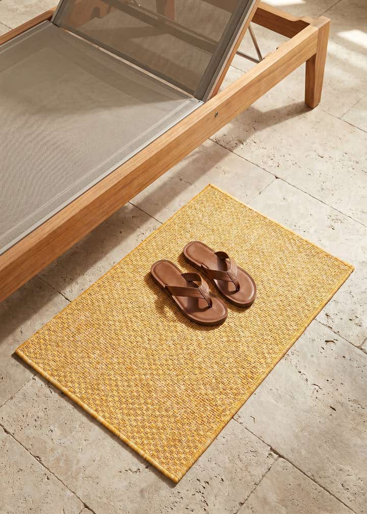 2' x 3' Easy-Clean Solid Indoor / Outdoor Rug