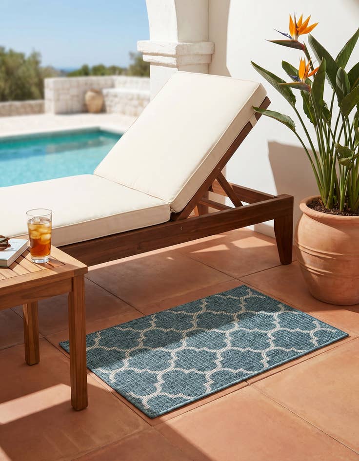 Detail image of 2' x 3' Easy-Clean Trellis Indoor / Outdoor Rug