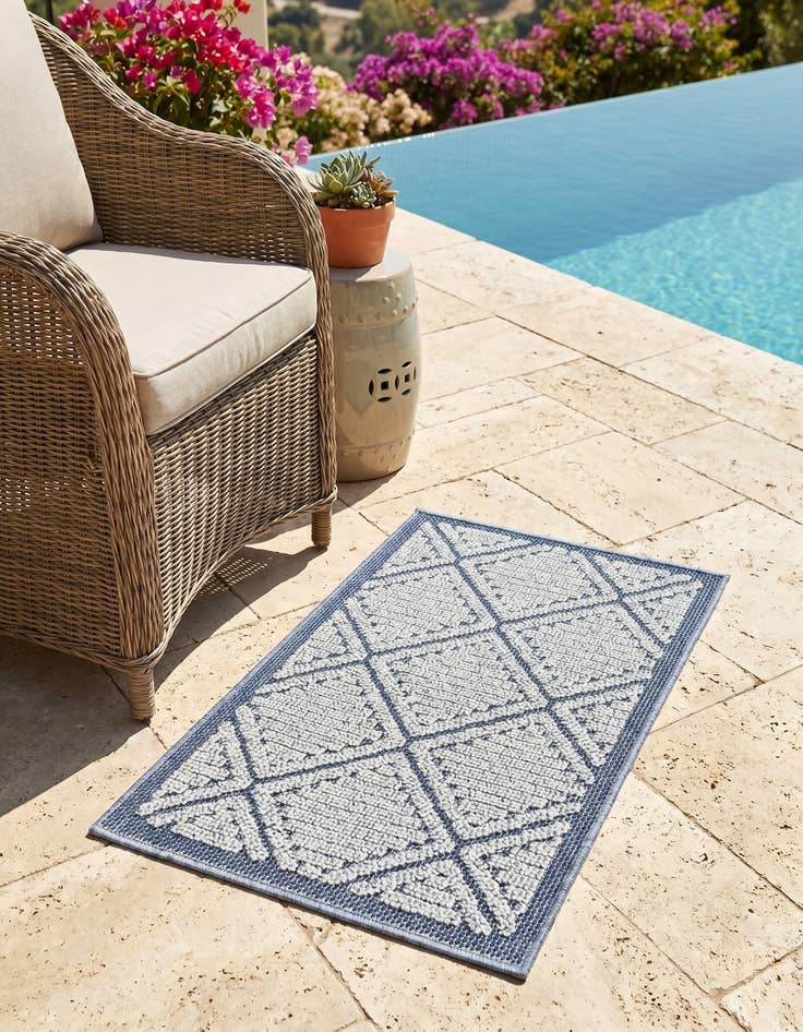 Detail image of 2' x 3' 1 Easy-Clean Trellis Indoor / Outdoor Rug