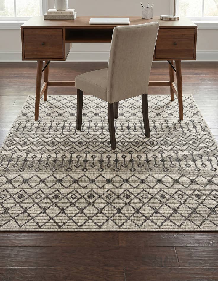 Detail image of 5' 3 x 5' 3 Easy-Clean Lattice Indoor / Outdoor Square Rug
