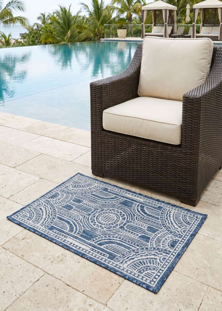 2' x 3' Easy-Clean Traditional Indoor / Outdoor Rug