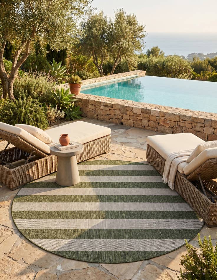 Detail image of 7' 10 x 7' 10 Easy-Clean Striped Indoor / Outdoor Round Rug