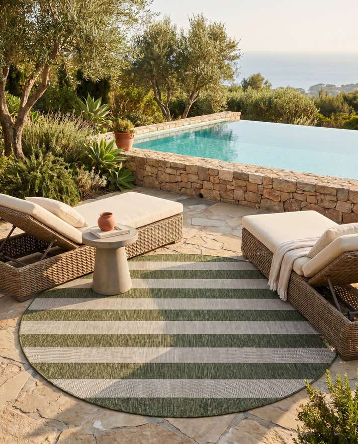 7' 10 x 7' 10 Easy-Clean Ribbon Indoor / Outdoor Round Rug