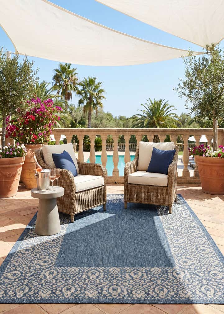 5' 3 x 7' Easy-Clean Border Indoor / Outdoor Rug