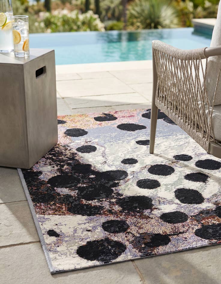 Detail image of 2' x 3' Easy-Clean Modern Indoor / Outdoor Rug